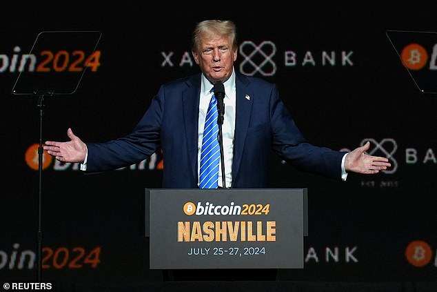 Donald Trump hace un gesto en el evento Bitcoin 2024 en Nashville el 27 de julio