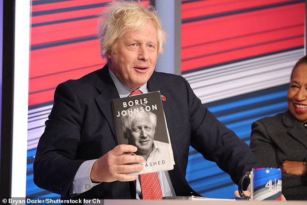 Boris Johnson muestra su libro mientras aparece en la cobertura electoral del Canal 4