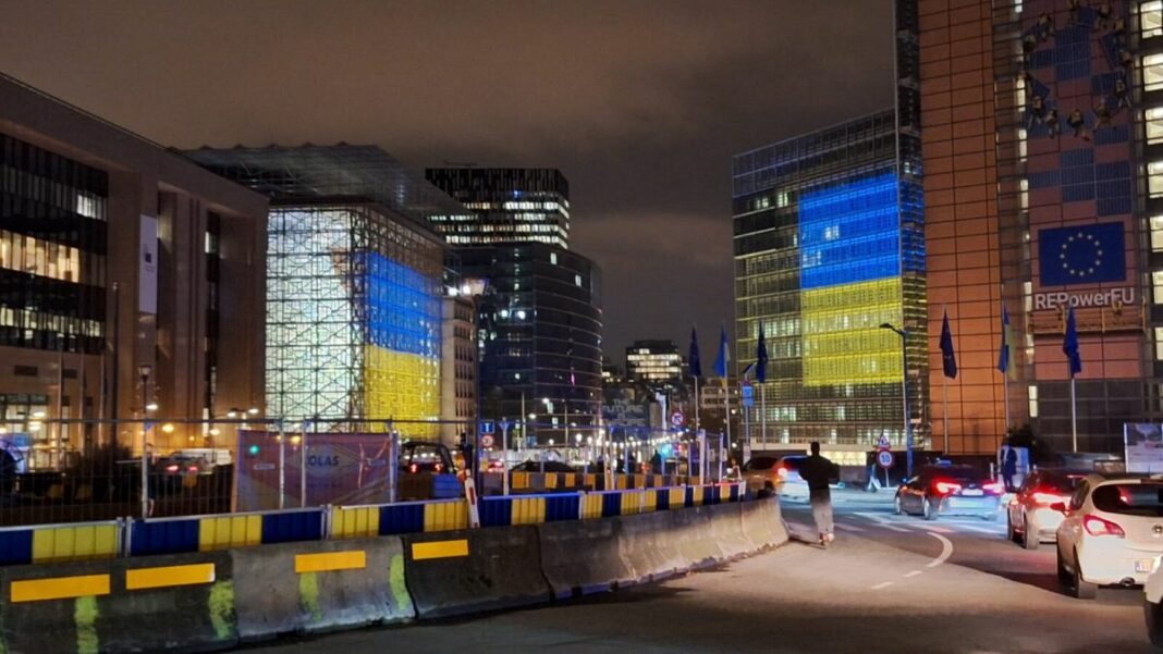 Bruselas se tiñe de azul y amarillo cuando la guerra en Ucrania llega a los 1.000 días
