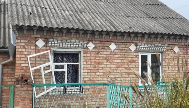 Casas, paneles solares y líneas eléctricas dañadas en el distrito de Nikopol
