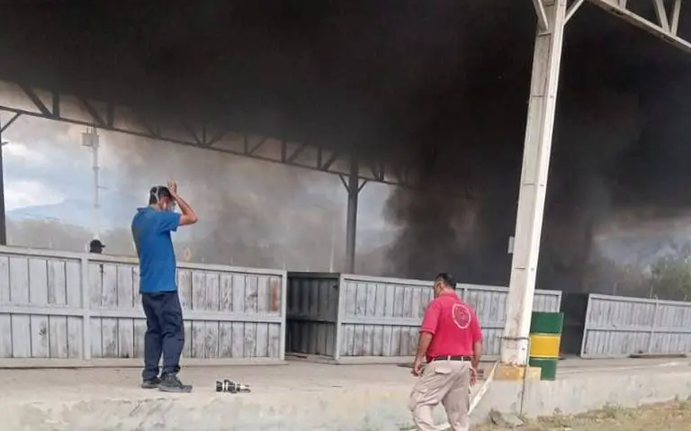 Centro de producción de limón incendiado por cárteles en Michoacán
