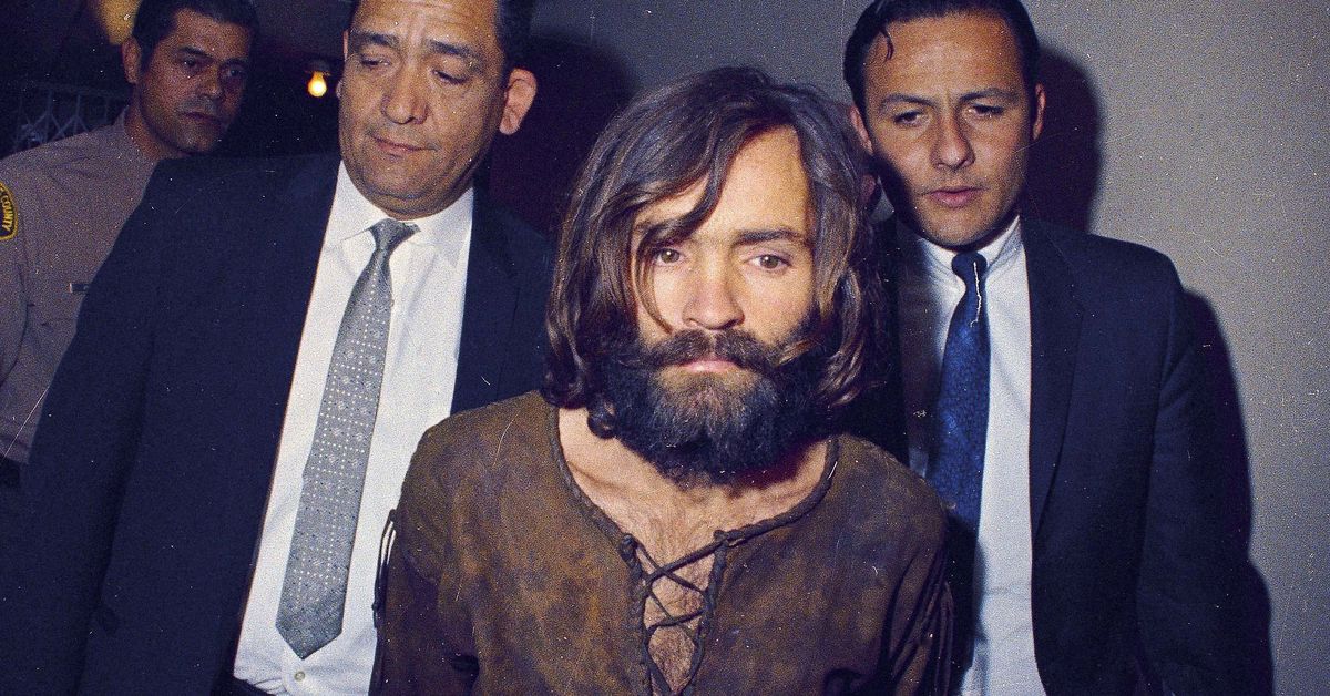 Charles Manson documental revela que el líder de una secta asesina admitió haber cometido más asesinatos en la cárcel
