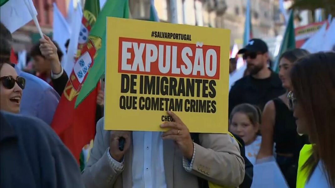 Cientos de personas salen a las calles de Oporto para oponerse a las protestas
