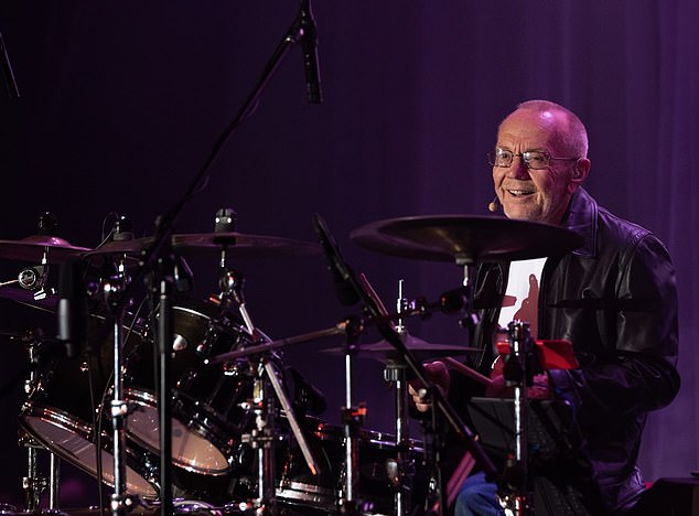 Colin 'Smiley' Petersen murió a los 78 años. Petersen, quien jugó un papel fundamental durante el éxito inicial de Bee Gees, como baterista original del grupo, falleció el 18 de noviembre.