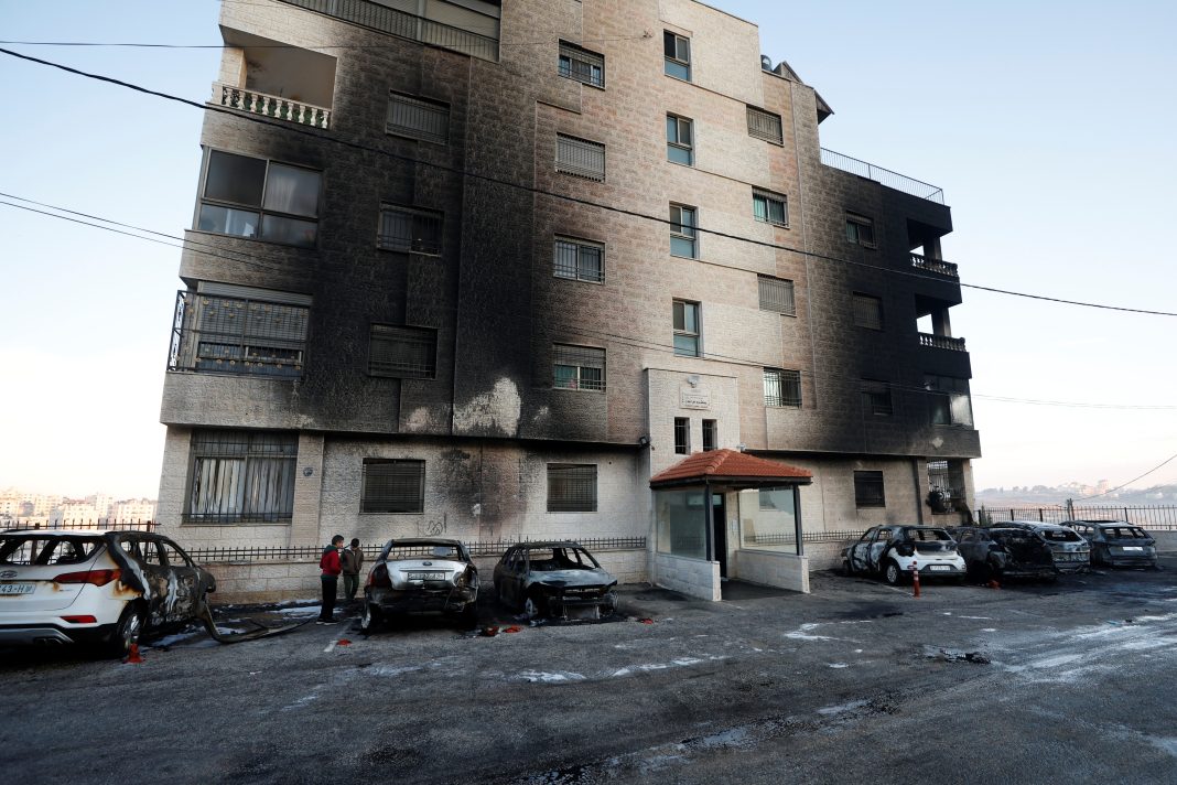 Colonos israelíes armados incendian casas, automóviles y olivos palestinos en Cisjordania
