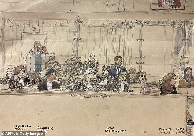 Este boceto judicial realizado y publicado el 4 de noviembre de 2024 muestra a los acusados ​​(LR) Abdelhakim Sefrioui, Louqmane Ingar, Azim Epsirkhanov, Priscilla Mangel y Yusuf Cinar sentados durante el juicio de ocho adultos acusados ​​de contribuir al clima de odio que condujo a una Radical islamista de 18 años en la decapitación de 2020 al profesor Samuel Paty