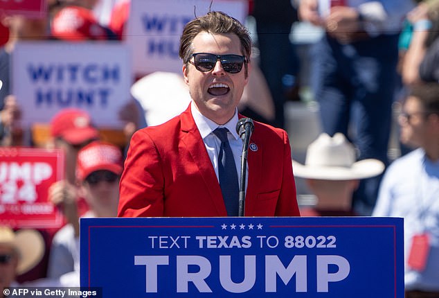 Matt Gaetz habla en un mitin de campaña de 2024 para el ex presidente estadounidense Donald Trump en Waco, Texas