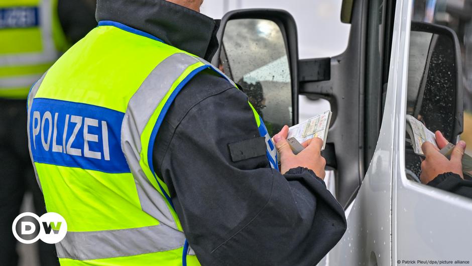 Conductor alemán sin licencia deja conducir a un niño e intenta huir de la policía
