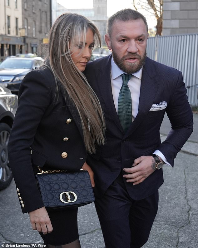 El luchador de MMA Conor McGregor y su socio Dee Devlin frente al Tribunal Superior de Dublín