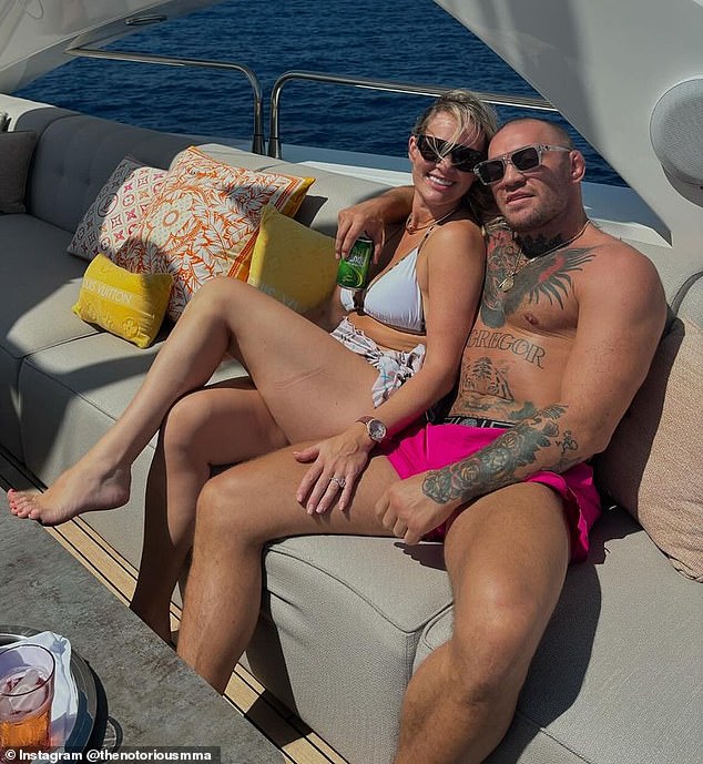 Conor McGregor, fotografiado con su pareja de 15 años Dee Devlin, podría enfrentar más demandas civiles