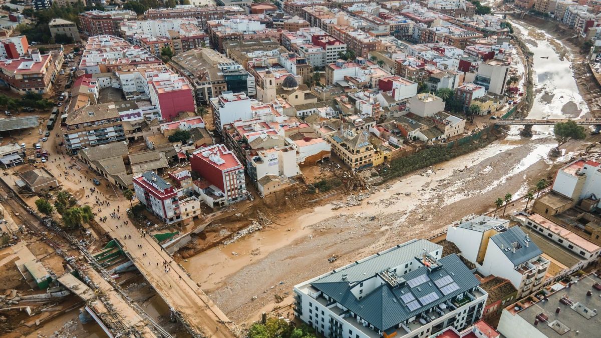 Continúan los esfuerzos para limpiar el sistema de alcantarillado tras las inundaciones en España
