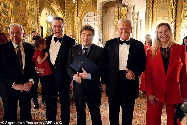 De izquierda a derecha: el Ministro de Relaciones Exteriores de Argentina, Gerardo Werthein, Elon Musk, el Presidente de Argentina, Javier Milei, Donald Trump y la Secretaria General de la Presidencia de Argentina, Karina Milei, posan para una fotografía en Mar-a-Lago en Palm Beach, Florida, el 14 de noviembre.