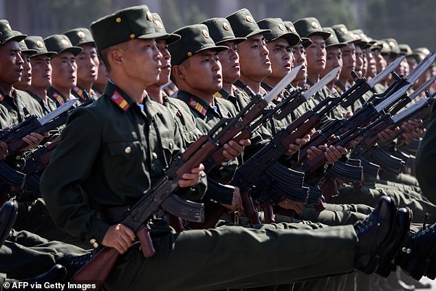 Soldados del Ejército Popular de Corea (EPC) marchan durante una manifestación masiva en la plaza Kim Il Sung en Pyongyang el 9 de septiembre de 2018.