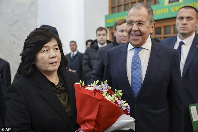 En esta fotografía publicada por el servicio de prensa del Ministerio de Relaciones Exteriores de Rusia el viernes 1 de noviembre de 2024, el Ministro de Relaciones Exteriores de Rusia, Sergey Lavrov, a la derecha, y el Ministro de Relaciones Exteriores de Corea del Norte, Choe Son Hui, asisten a una ceremonia de inauguración de la placa que conmemora la visita de Kim Il Sung a 1949. URSS