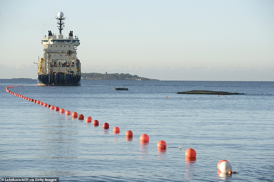 Han aumentado los temores sobre el sabotaje ruso después de que se cortara un cable submarino de Internet crítico. El cable de fibra óptica de 745 millas que atraviesa el Mar Báltico desde Helsinki hasta el puerto alemán de Rostock puede haber sido cortado por una fuerza externa, dijo una empresa finlandesa de redes de telecomunicaciones y seguridad cibernética controlada por el estado.