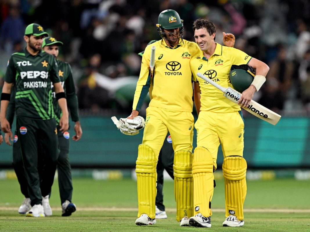 Cummins lleva a Australia a una nerviosa victoria después de que Pakistán se defendiera en el primer ODI
