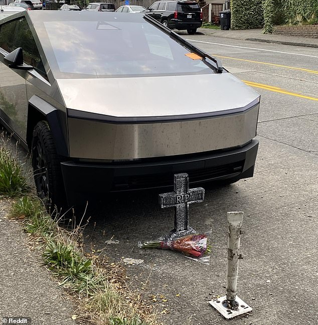 Algunos visitantes colocaron monumentos improvisados ​​alrededor del CyberTruck muerto, incluida una cruz de piedra falsa con la leyenda 