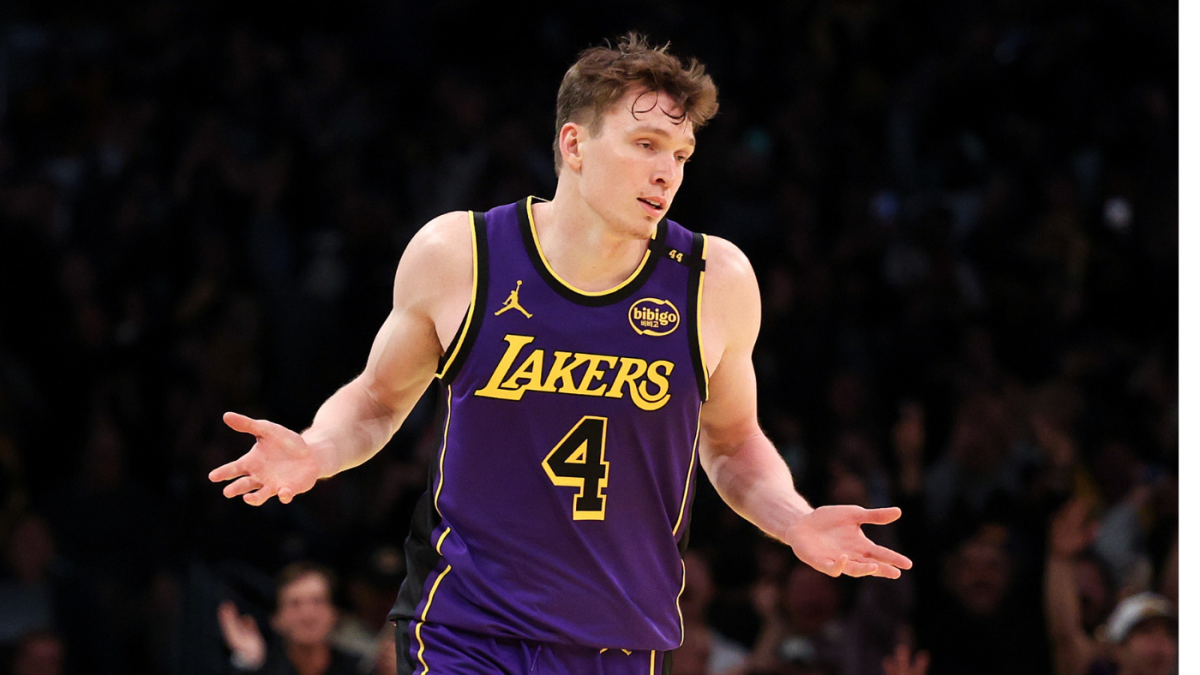 Dalton Knecht de los Lakers continúa presentando argumentos convincentes para el papel titular mientras empata el récord de triples de un novato
