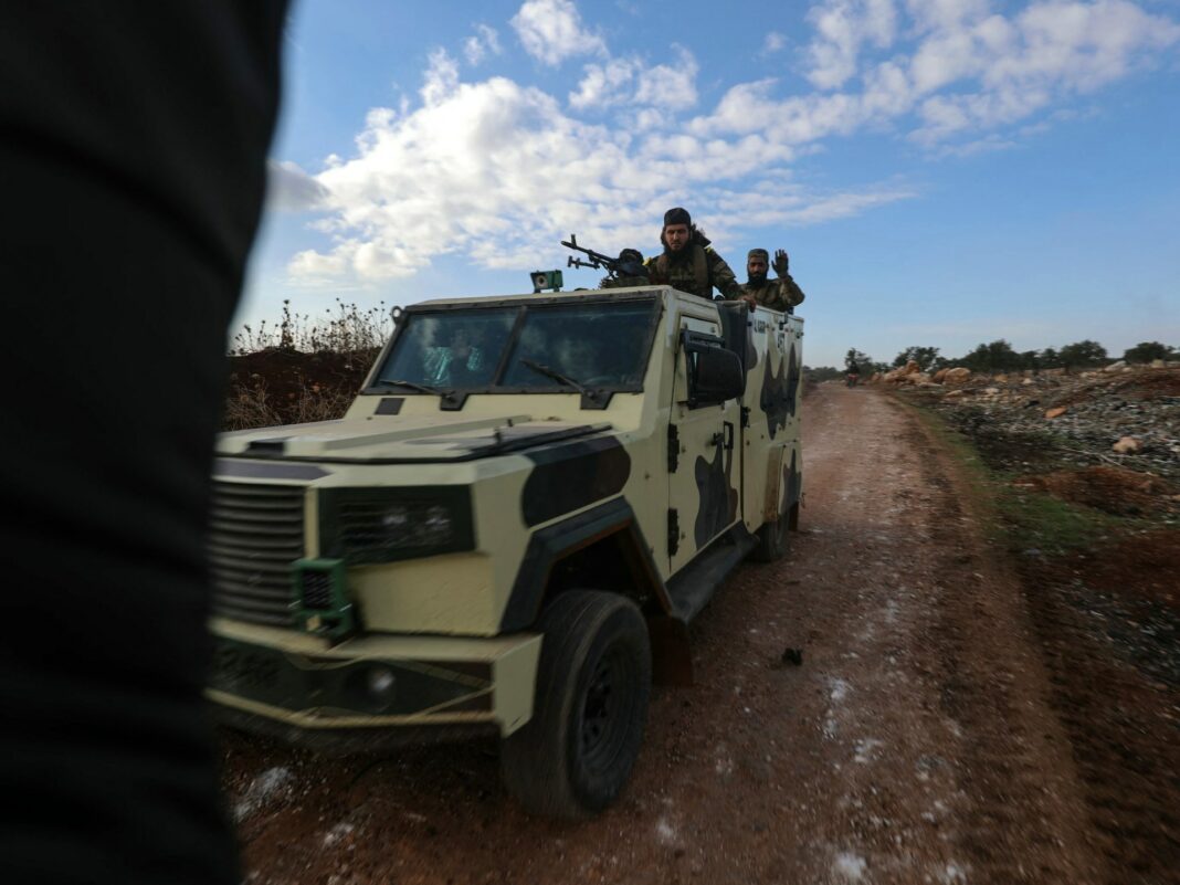 Decenas de muertos mientras grupos armados atacan al ejército sirio en el norte de Alepo
