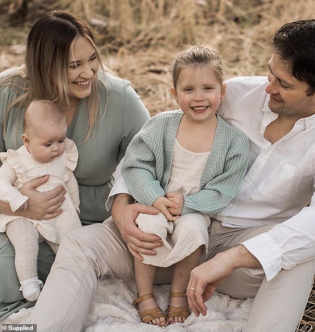 El padre de Adelaide, Daniel Goodwin, con su esposa Danni y sus hijos Olivia, de cinco años, y Sophie, de dos.