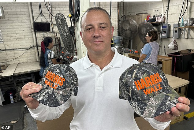 El propietario de Unionwear, Mitch Cahn, sostiene diariamente dos de los 5.000 sombreros Harris Walz fabricados para la campaña en su fábrica de 70.000 pies cuadrados en Newark, Nueva Jersey, el martes 22 de octubre de 2024.