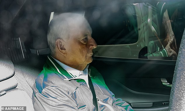 Se ve a Alan Jones siendo conducido en un coche de policía sin distintivos después de su arresto en Sydney el lunes.