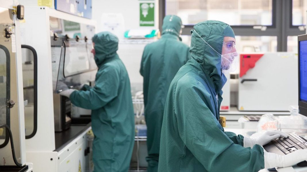 Dentro del laboratorio de Oxford preparando la próxima generación de células solares 
