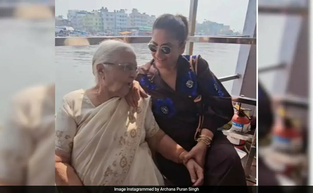 Dentro del viaje en ferry de la madre de 94 años de Archana Puran Singh: 