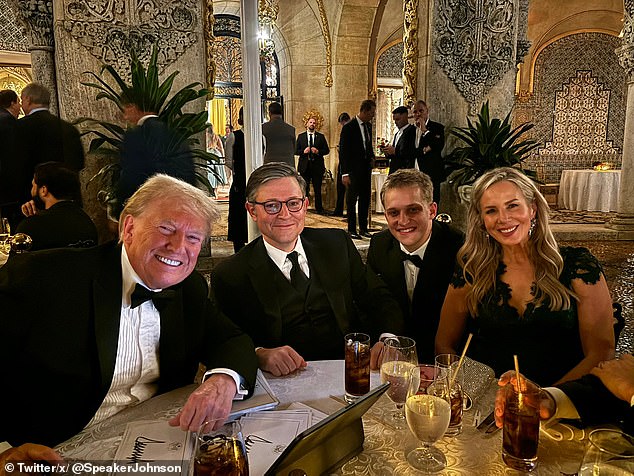 Donald Trump con el presidente de la Cámara de Representantes, Mike Johnson, en Mar-a-Lago la semana pasada. La casa de Trump en Florida se ha convertido en el único lugar para funcionarios y partidarios republicanos.