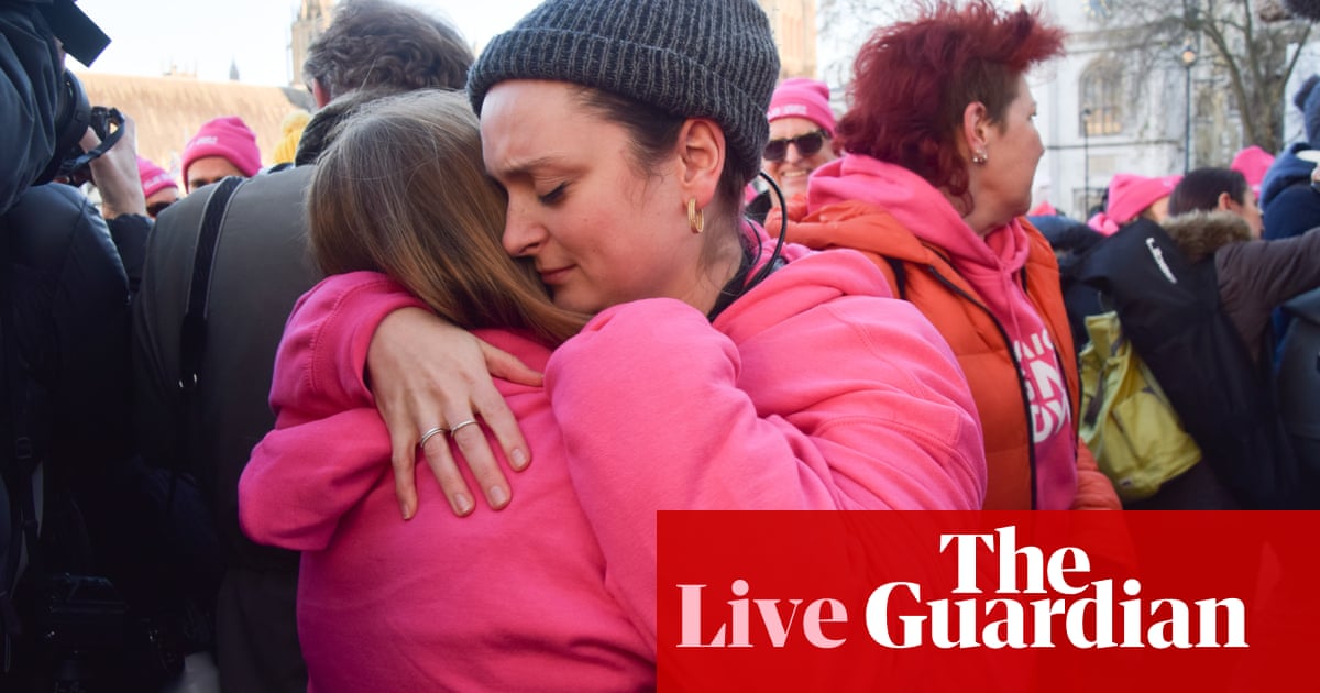 Diane Abbott advierte que las personas vulnerables podrían ver el 'suicidio con apoyo' como la única opción después del voto de muerte asistida – UK Political Live
