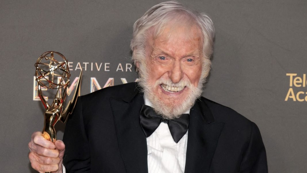 Dick Van Dyke, de 98 años, respalda a Harris horas antes del día de las elecciones en una rara aparición en las redes sociales
