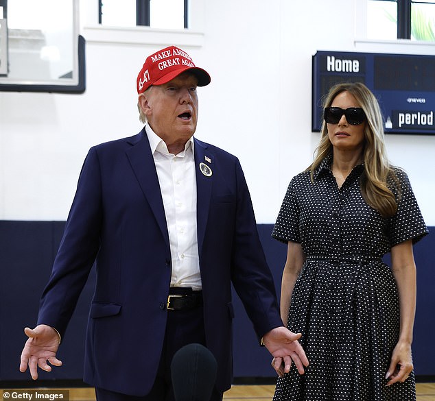 Donald y Melania Trump hablan con los periodistas después de emitir su voto en las elecciones de 2024 en Palm Beach, Florida, el martes 5 de noviembre.