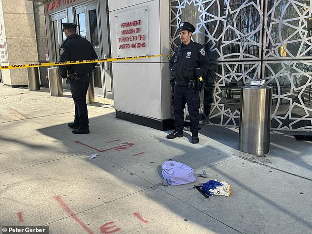 Dos personas murieron después de que un hombre no identificado las apuñalara el lunes por la mañana en la ciudad de Nueva York.