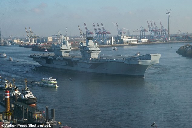 El portaaviones británico HMS Queen Elizabeth (en la foto), que parecía ser seguido por un dron no identificado de 1,5 por 1,5 metros en la entrada del puerto de Hamburgo, Alemania, el viernes.