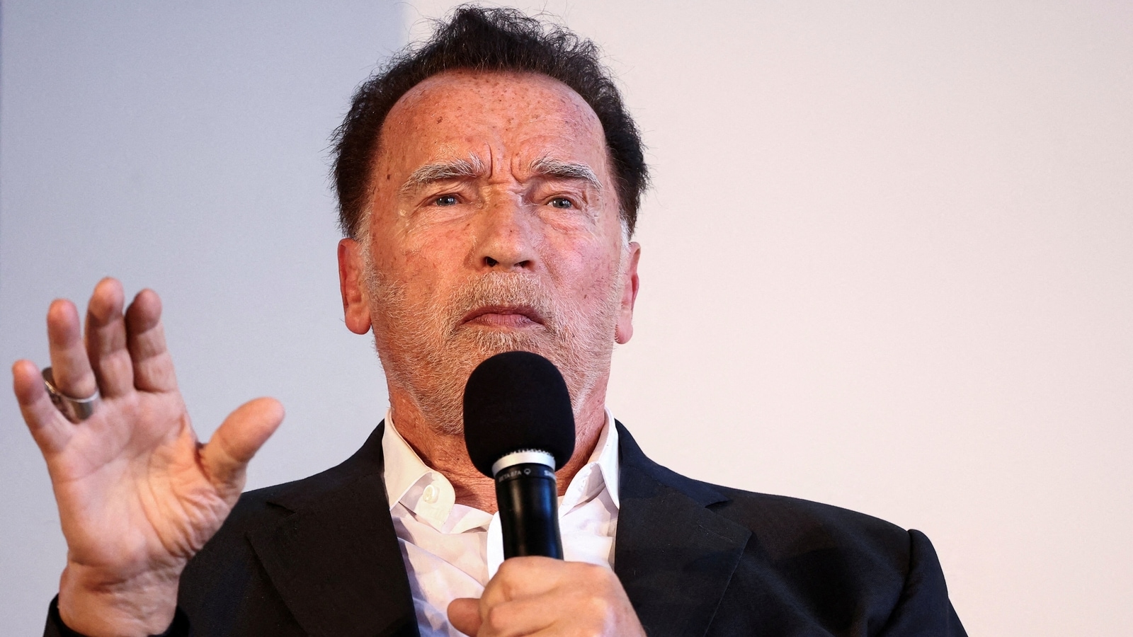 El Día de Acción de Gracias de Arnold Schwarzenegger se ve interrumpido por una amenaza de bomba en su apartamento
