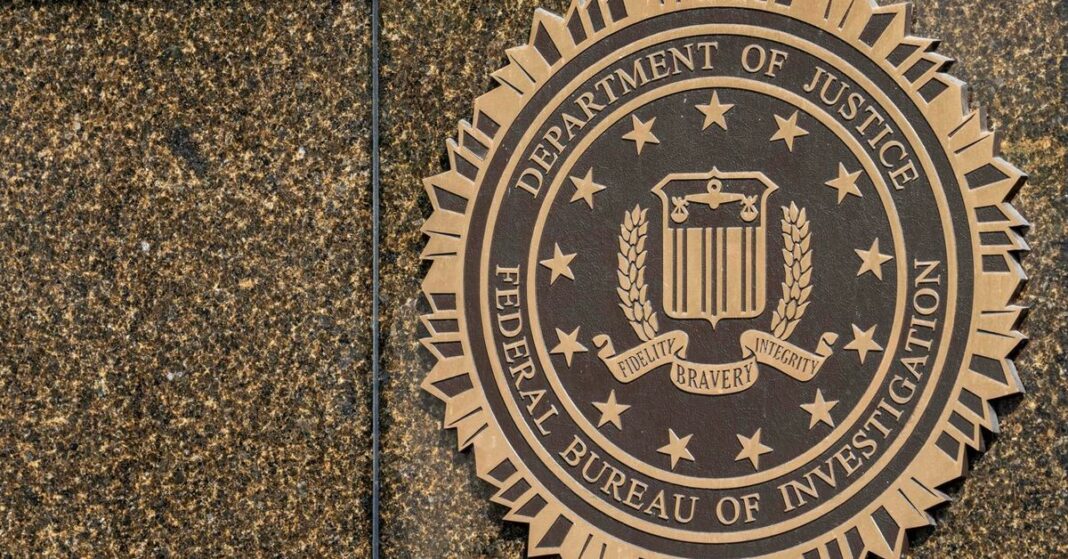 El FBI investiga los mensajes de texto masivos racistas enviados después de las elecciones
