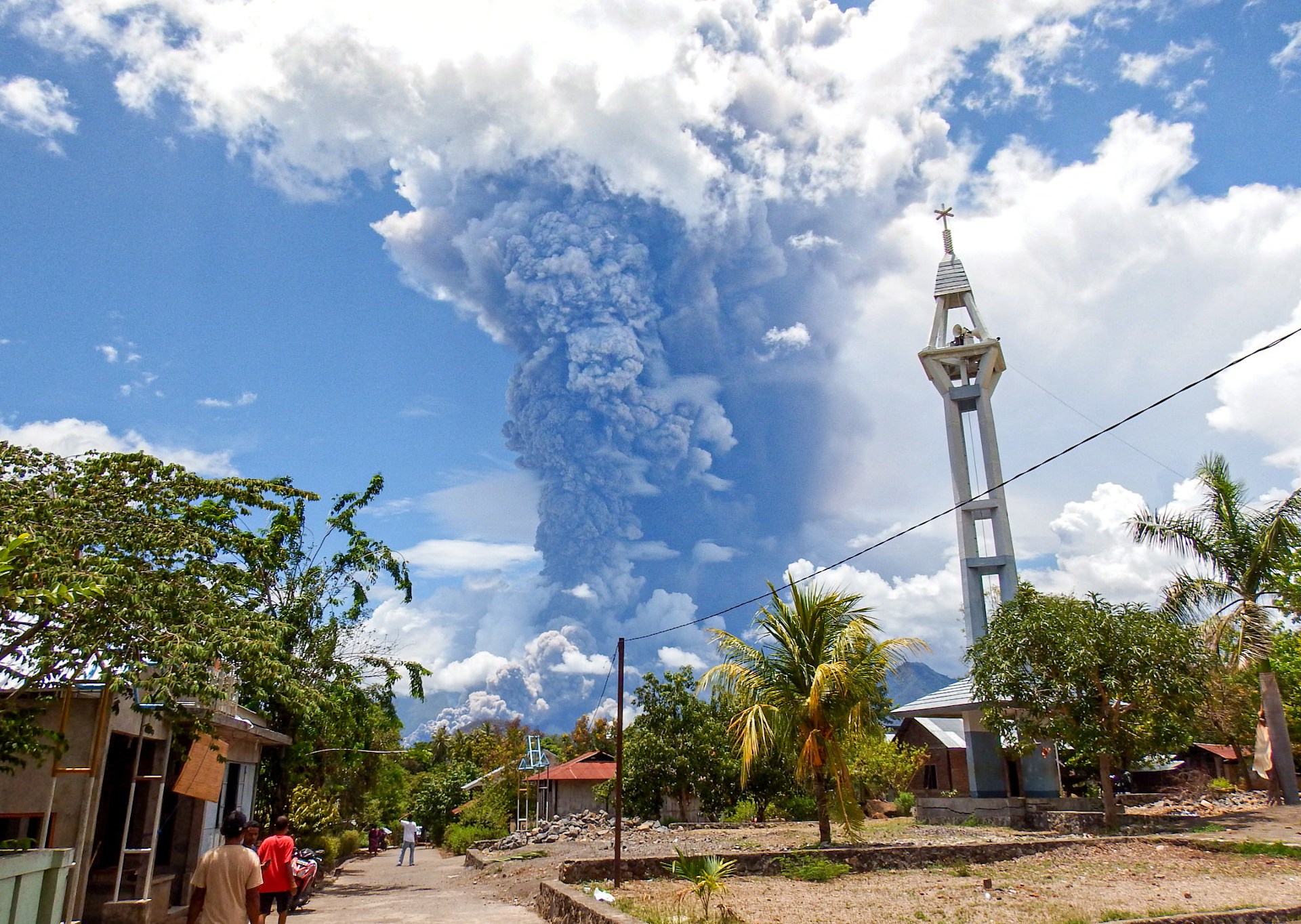 El Laki-Laki de Indonesia entra en erupción ocho veces mientras el gobierno contempla una reubicación permanente
