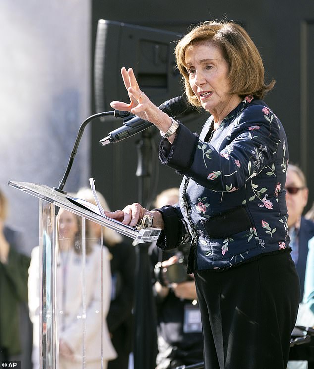 La ex presidenta de la Cámara de Representantes, Nancy Pelosi, criticó al senador de Vermont Bernie Sanders por sus afirmaciones de que el Partido Demócrata 