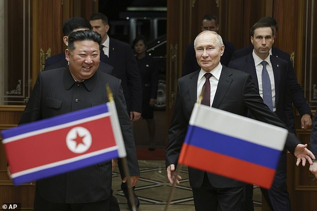 El presidente ruso, Vladimir Putin, a la derecha, y el líder de Corea del Norte, Kim Jong Un, sonríen durante su reunión en el aeropuerto internacional Sunan de Pyongyang.