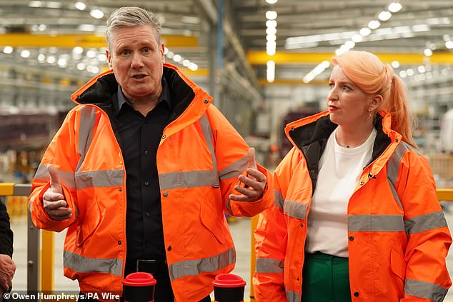 El líder laborista Sir Keir Starmer y la entonces secretaria de transporte en la sombra, Louise Haigh, durante una visita a la planta de fabricación de rieles de Hitachi en Newton Aycliffe, condado de Durham, en abril.