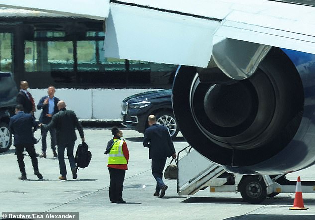 El príncipe William (centro) llega hoy al aeropuerto de Ciudad del Cabo para su visita de cuatro días a Sudáfrica