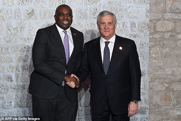 En su intervención en la reunión de ministros de Asuntos Exteriores del G7 en Italia, el Secretario de Asuntos Exteriores, David Lammy (en la foto con su homólogo italiano, Antonio Tajani), dijo que las últimas sanciones subrayan 