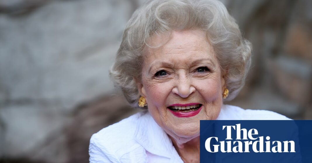 El Servicio Postal de EE. UU. honra a Betty White con un nuevo sello postal
