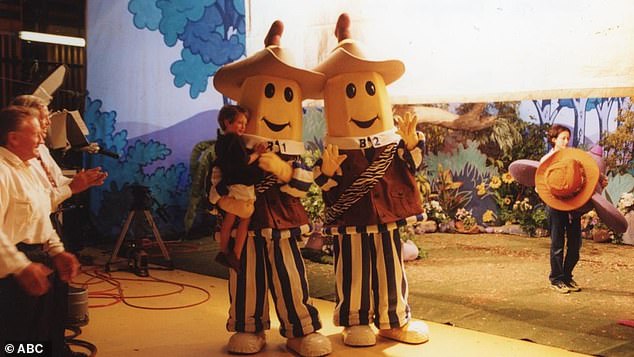 El actor australiano Kenneth Radley ha revelado que los icónicos personajes infantiles Bananas in Pyjamas (en la foto) fueron secuestrados y retenidos para pedir rescate nada menos que por la mafia rusa.