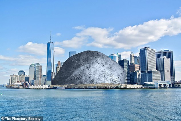 Esta ilustración muestra el tamaño de Apophis en relación con la ciudad de Nueva York. Un impacto directo de este asteroide no destruiría toda la Tierra, pero podría acabar con una importante zona metropolitana.