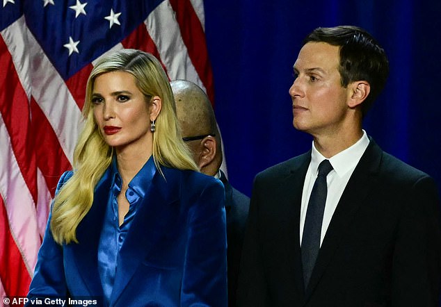 Ivanka Trump esperó hasta la noche de las elecciones antes de aparecer en la campaña presidencial de su padre y llamó la atención con su decisión de vestirse completamente de azul.