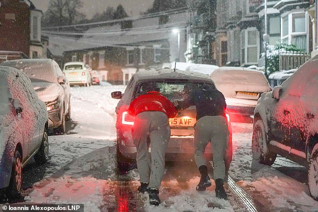 Los miembros del público se vieron obligados a empujar un automóvil atascado en una colina durante el espectáculo en Sheffield hoy mientras la Oficina Meteorológica advirtió sobre más clima helado en el futuro.