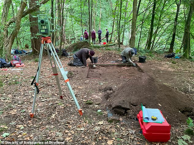 Los voluntarios han descubierto artefactos en el bosque de Chatelherault Country Park, cerca de Hamilton, que creen que es el castillo de Eddlewood, un castillo medieval perdido.