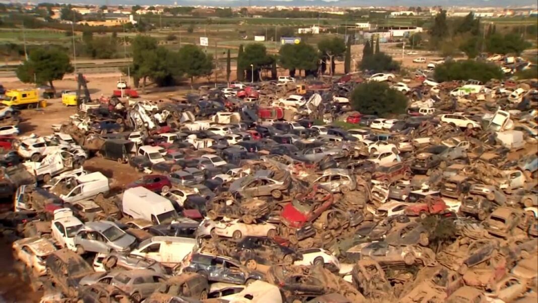 El cementerio de coches recuerda la magnitud de las devastadoras inundaciones en España
