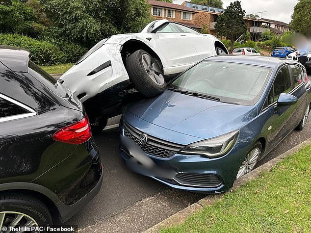 El Tesla blanco montó el capó de un Holden azul estacionado en el accidente (en la foto)